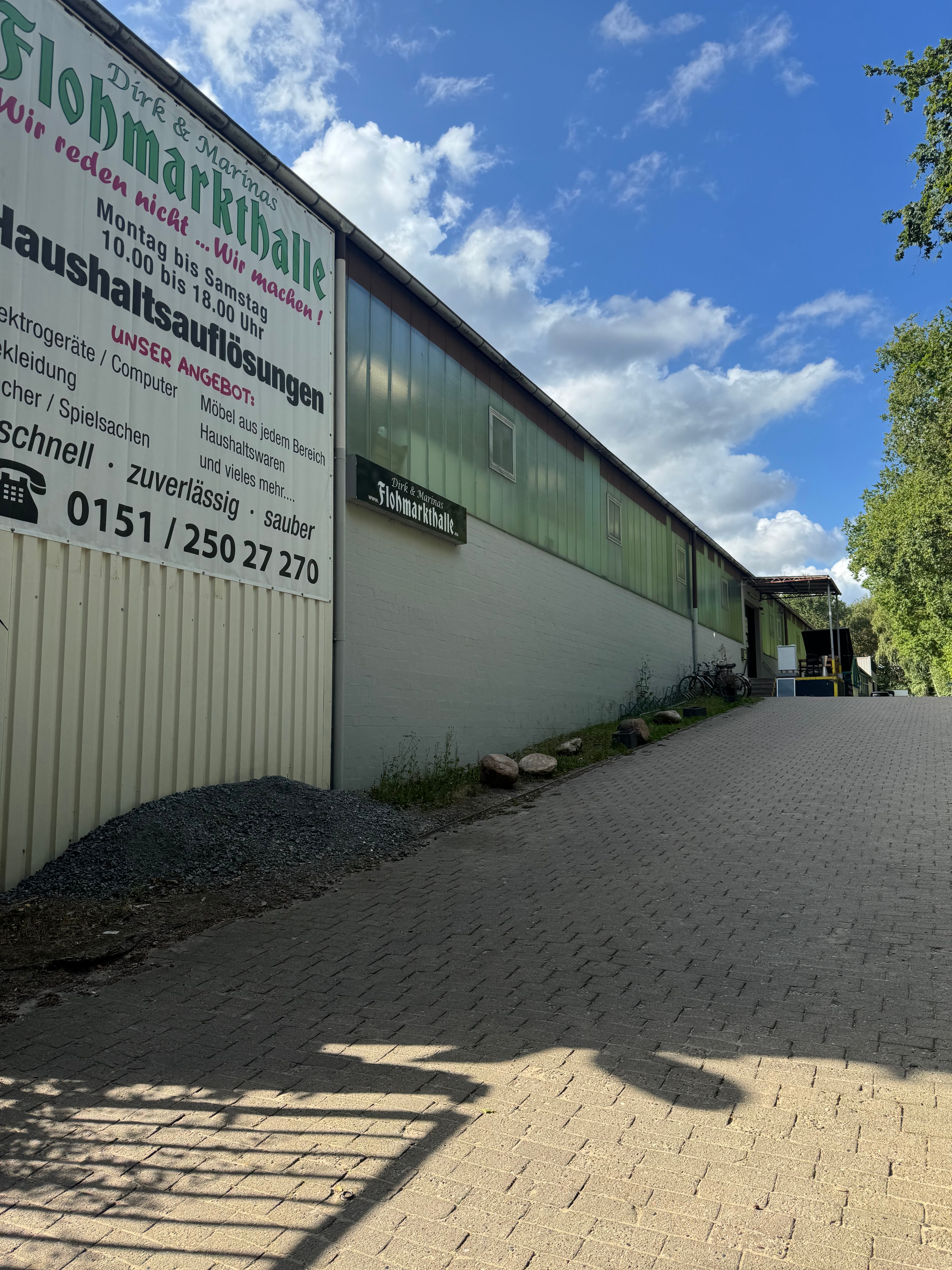 Außenansicht der Flohmarkthalle am Klarenstrecker Damm in Stade