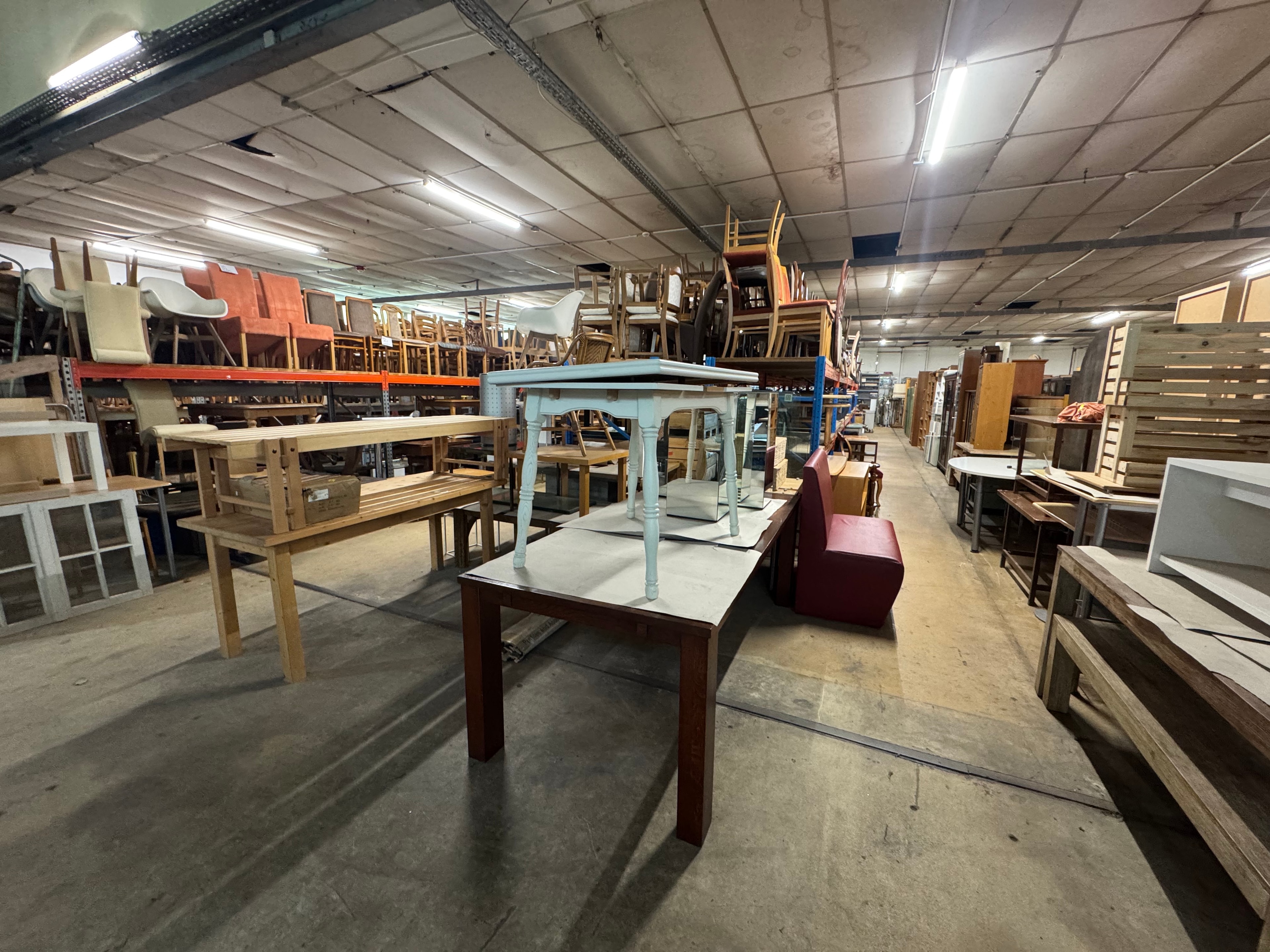 Sofas, Schränke und Tische in der Flohmarkthalle
