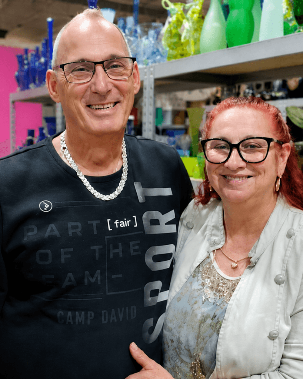 Dirk und Marina Hitzke mit ihrem Team vor der Flohmarkthalle